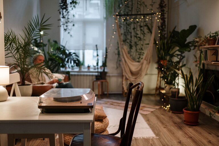 Tips for Creating a Cosy and Inviting Living Room on a Budget